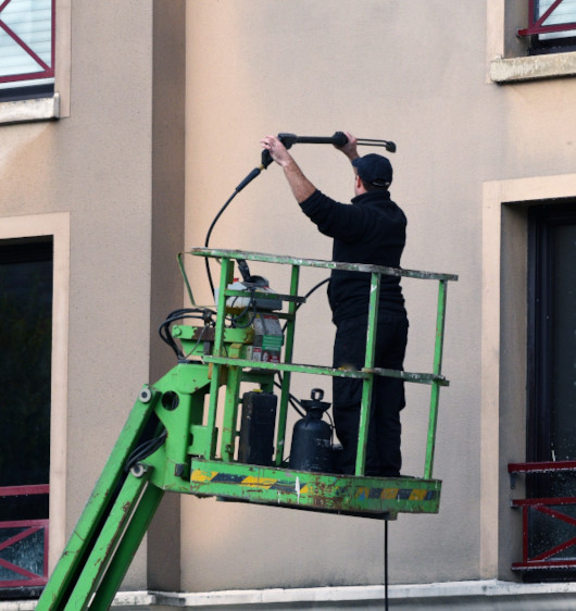 Eine Fassade in Stuttgart wird gereinigt