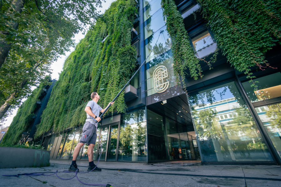 Eine Fassade in Stuttgart wird gereinigt
