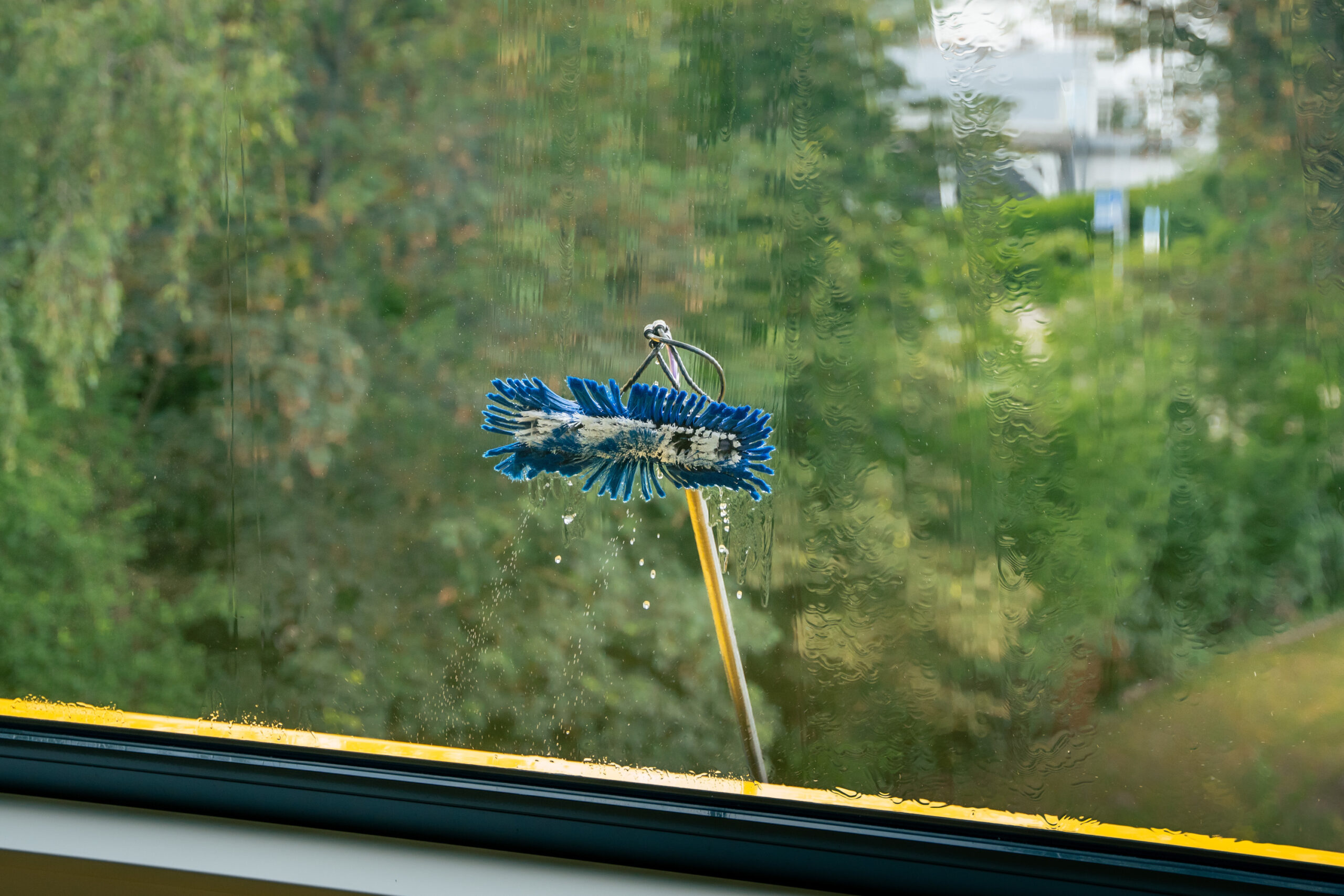 Fenster in Stuttgart wird gereinigt