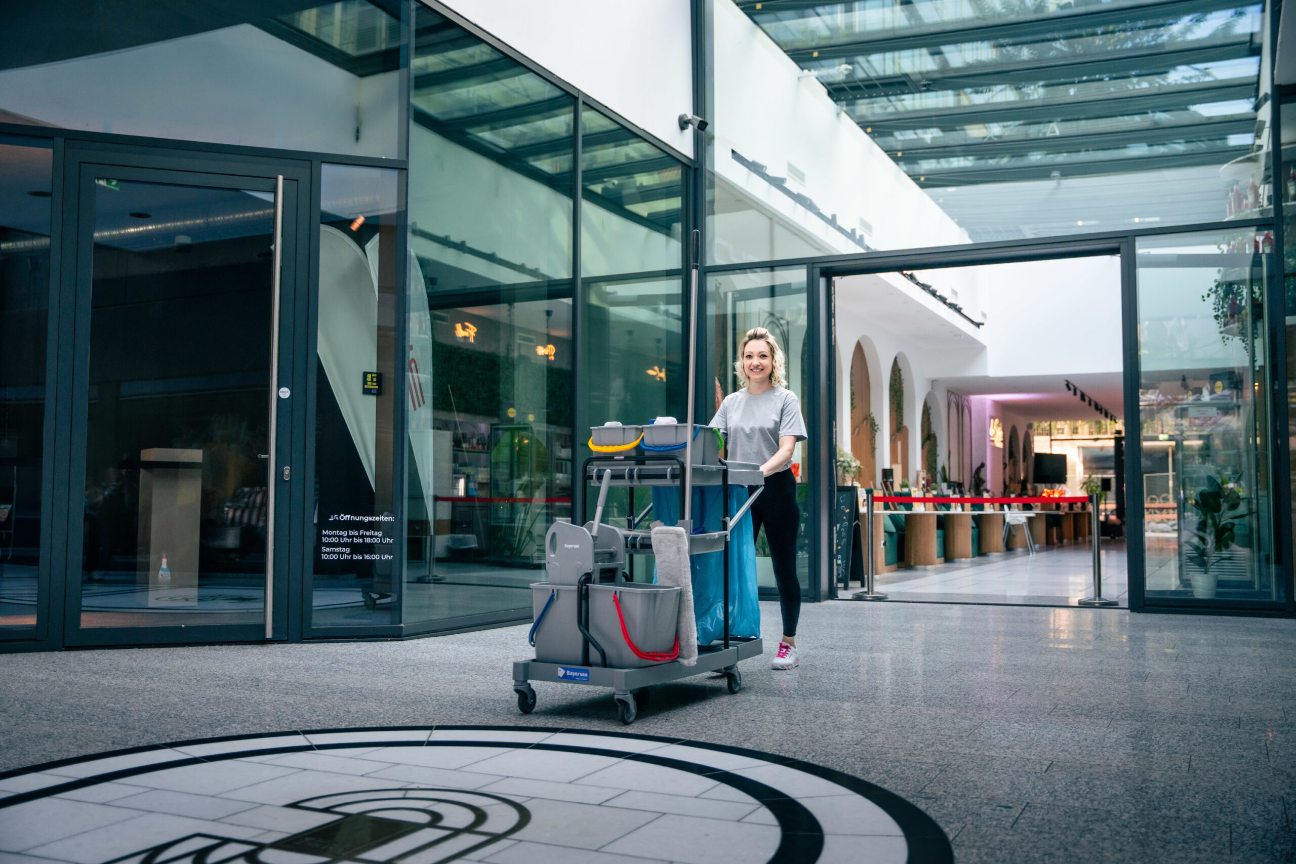 Teammitglied reinigt Korridor in Stuttgart